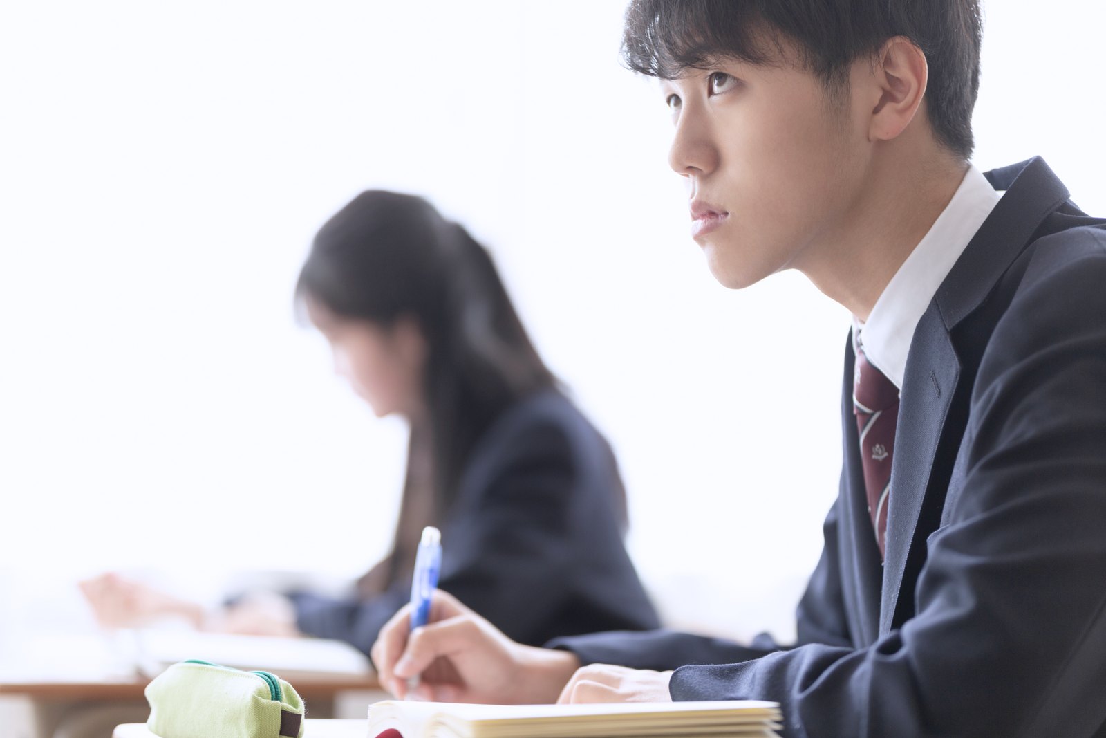 明るい教室で学ぶ生徒たち（制作見本用のイメージ）